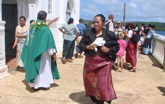 Pastor says goodbye to congregation © BW Media